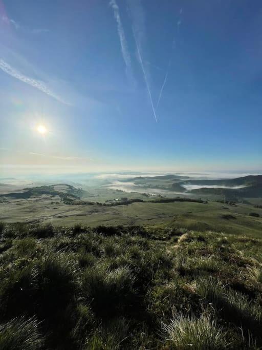 Вилла La Grange De La Gratade Rochefort-Montagne Экстерьер фото